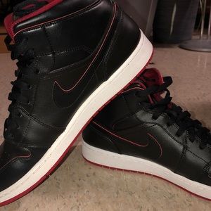 Jordan Retro 1 High WITH BOX. WORN ONCE.